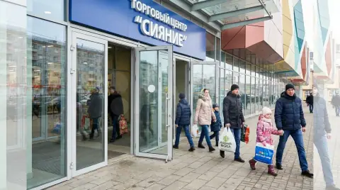 Входная группа подъезда — вход в многоквартирный дом с остеклённой дверью
